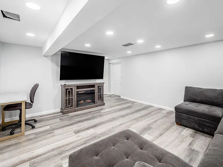 2545 Vanderberg Ave — Photo 19