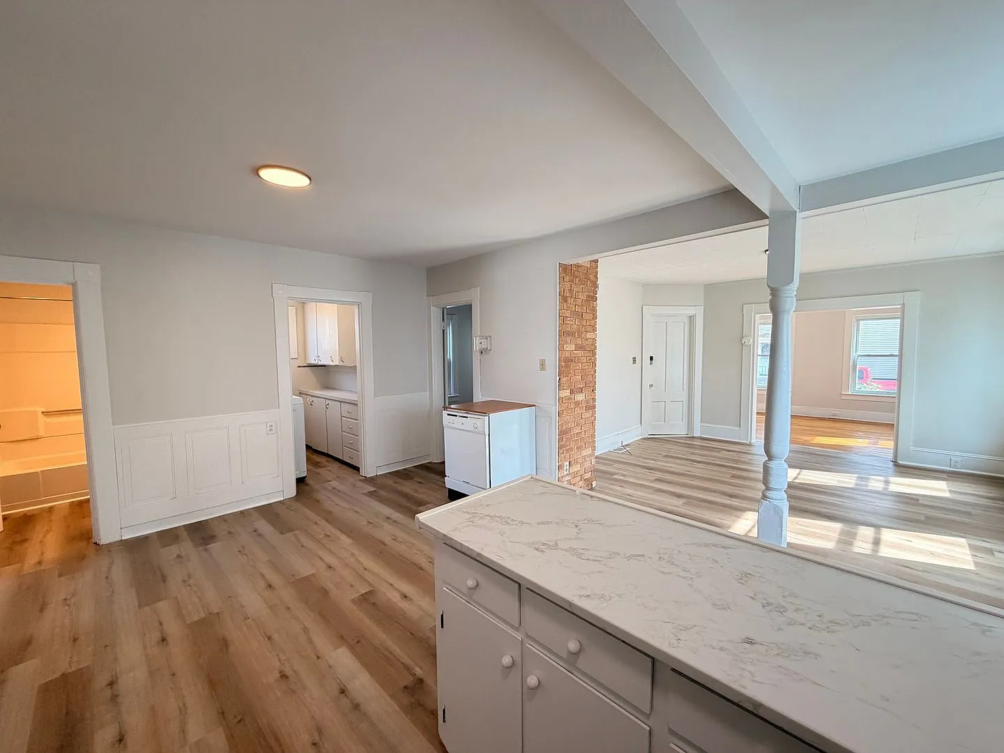 2 bed, 1.0 bath, 997 sqft, $1,960 — Photo 4