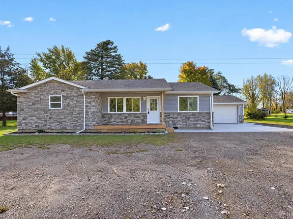 3035 Ponemah Dr, Fenton, MI 48430