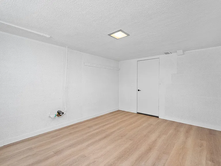 743 Elm Dr — Photo 32
