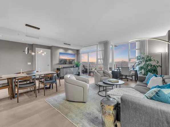 1289 Hornby St #5205, Vancouver, BC V6Z 2H7