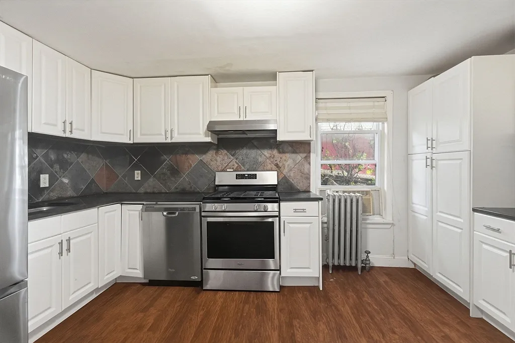 3 bed, 1.0 bath, 1034 sqft, $2,500 — Photo 3