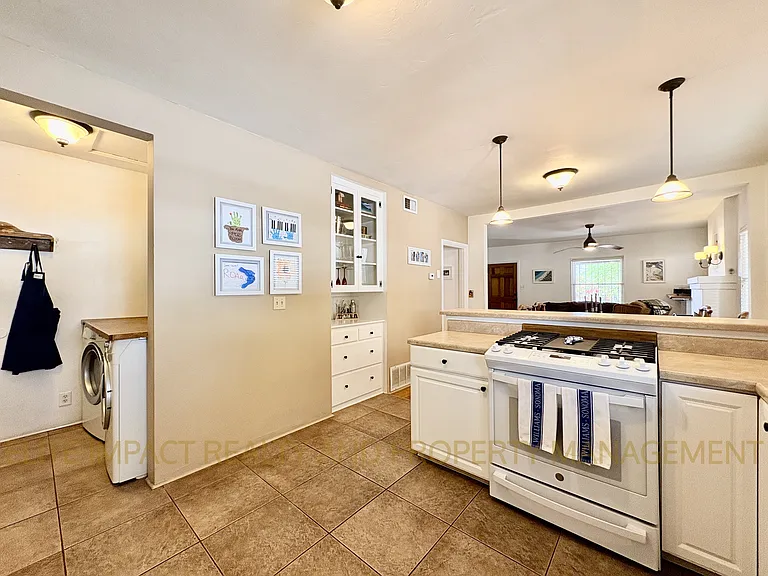 1718 E Grant Rd — Photo 12