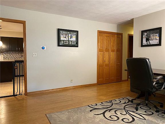 4th image of 712 Sunshine Dr