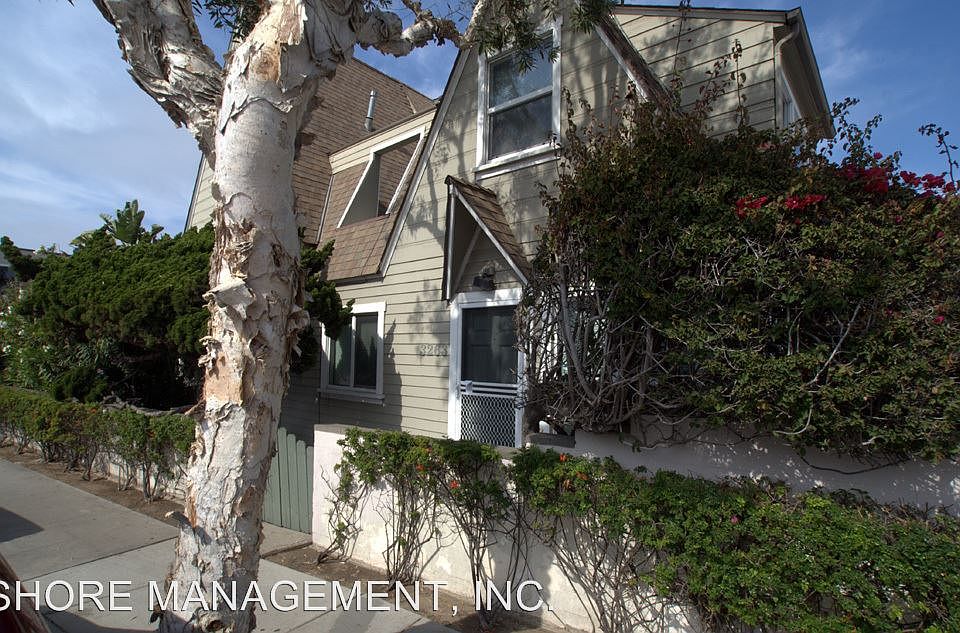 2nd image of 805 Jamaica Ct