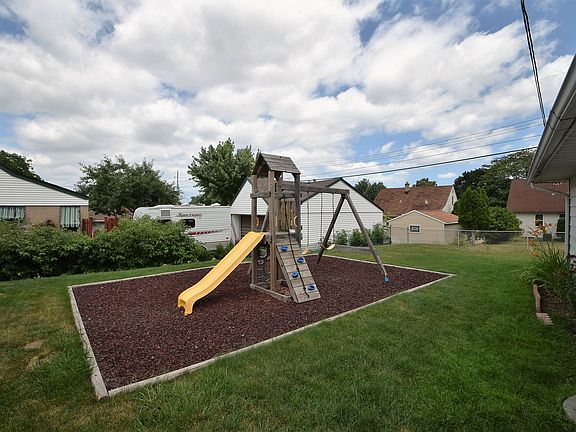 4th image of 6221 W Kinnickinnic River Pkwy