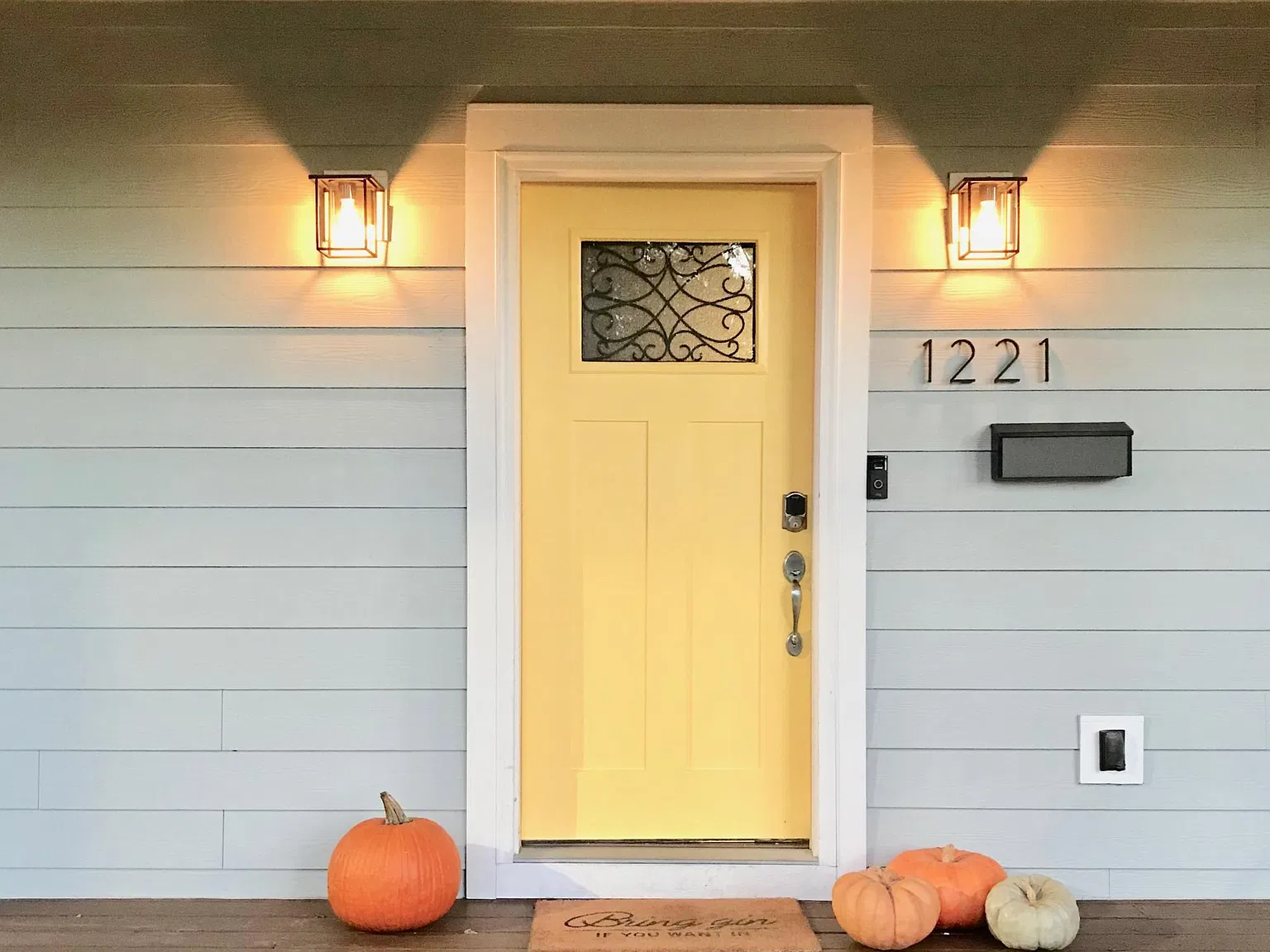 4 bed, 2564 sqft, $3,950 — Photo 2