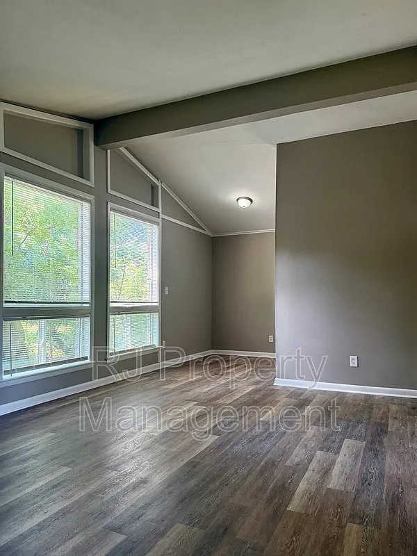 3 bed, 1.0 bath, 980 sqft, $995 — Photo 4