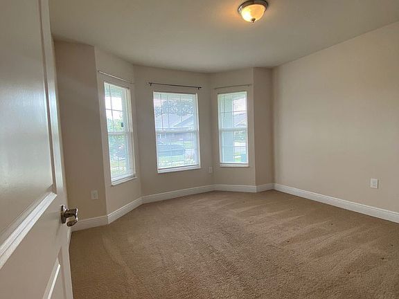 5th image of 652 Meadow Pointe Dr