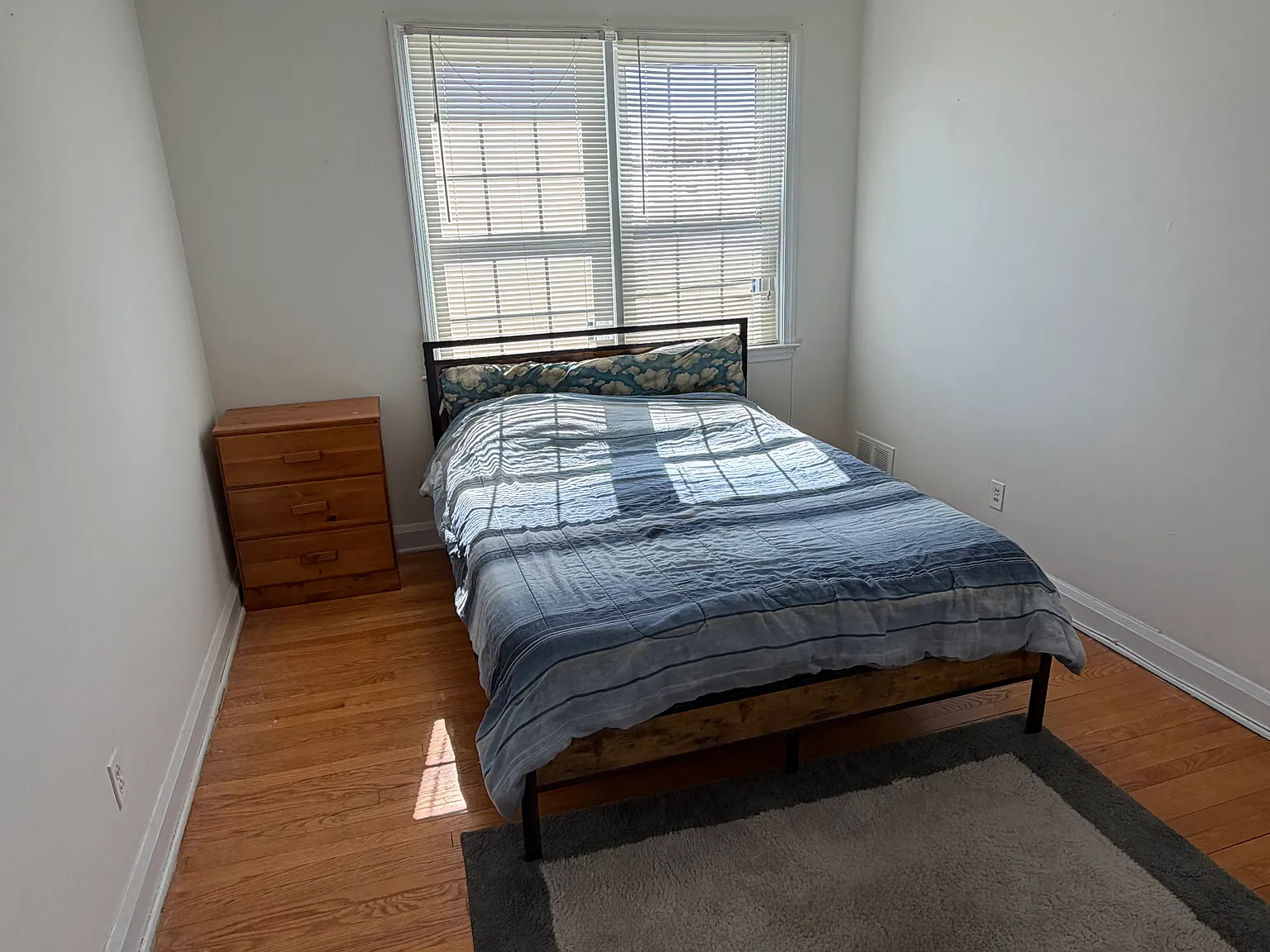 1 bed, 1.5 bath, 1216 sqft, $850 — Photo 2