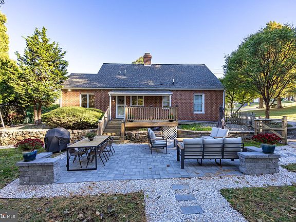 4th image of 120 Ferry Ln