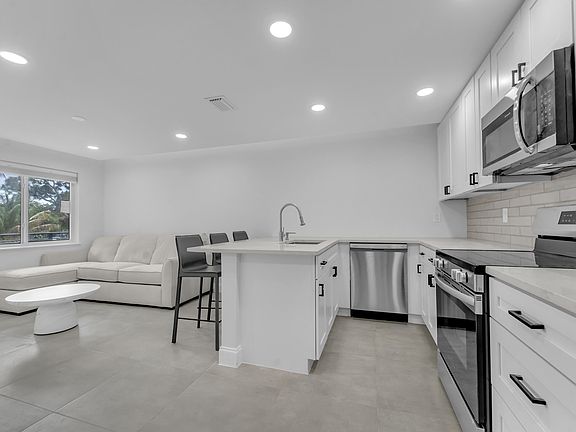 5th image of 381 SE 15th Ave #1