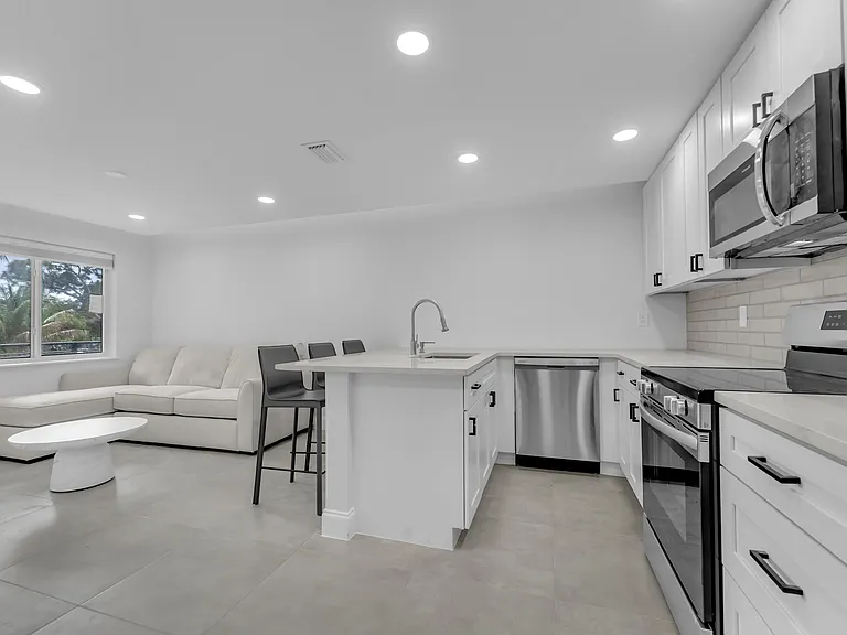 381 SE 15th Ave #1 — Photo 5