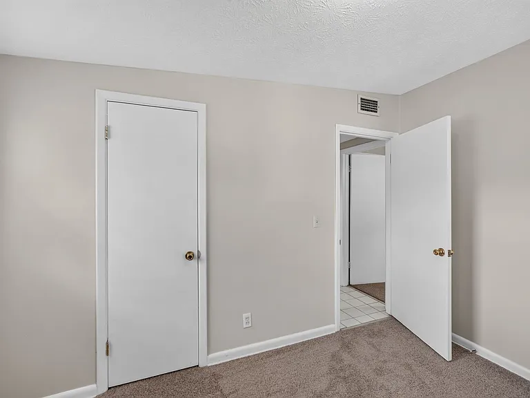 87 Saratoga Cir S — Photo 17