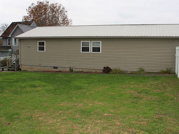 4th image of 2638 Putnam Ave