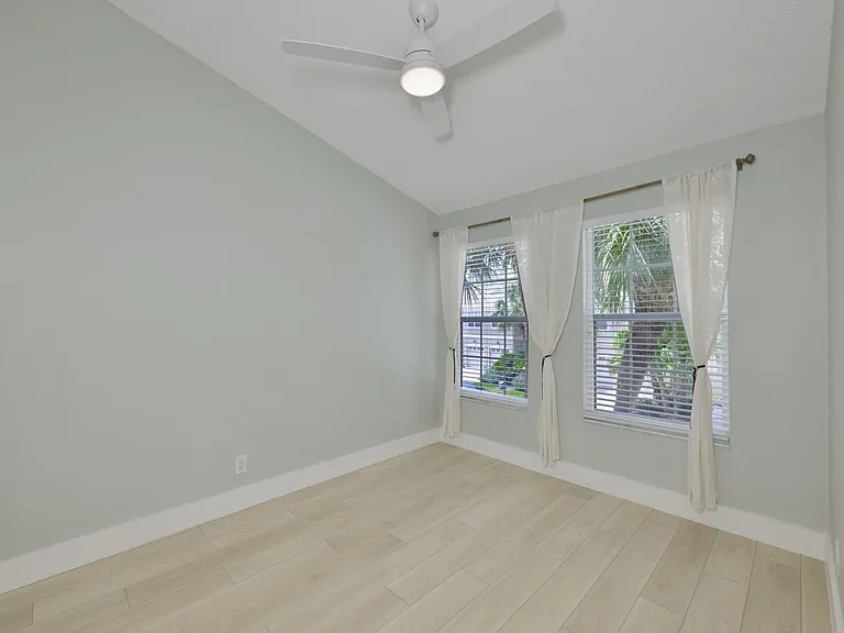 671 Vallance Way NE — Photo 29