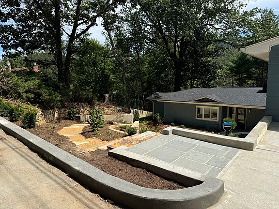 Walking path to house from driveway