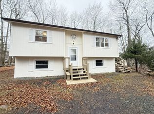 8066 Red Squirrel Dr, Tobyhanna, PA 18466