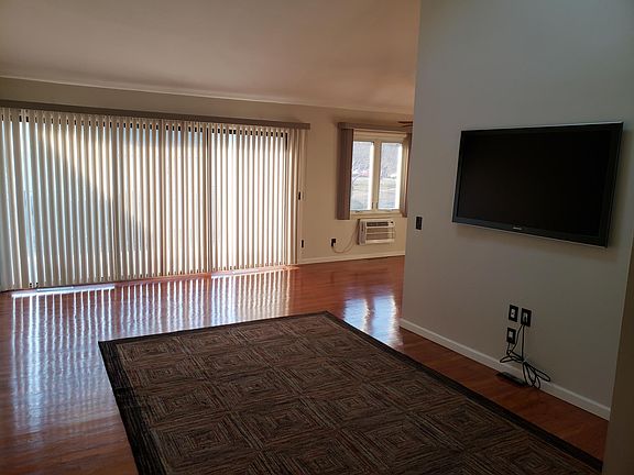 Livingroom with sliding doors access to balcony