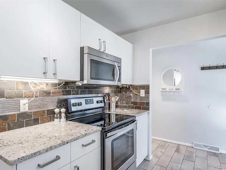 532 N Clayton St — Photo 15