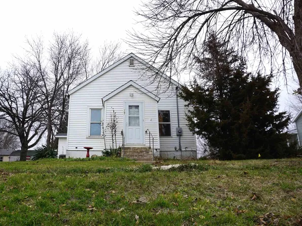 707 E 6th St, Wellsburg, IA 50680