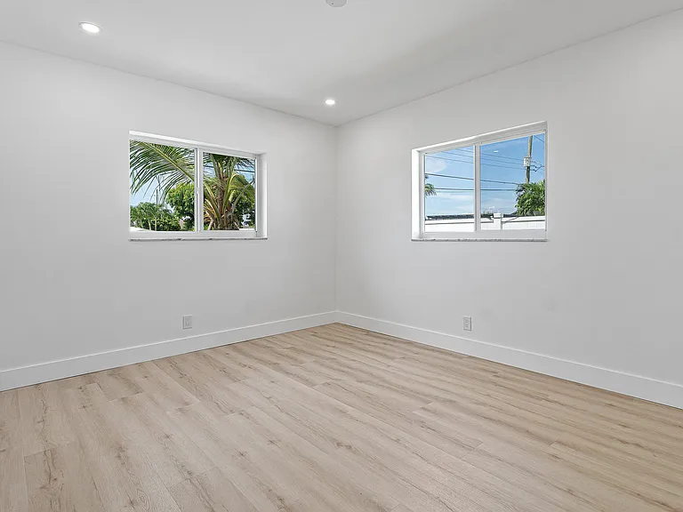 970 SW 7th St — Photo 18