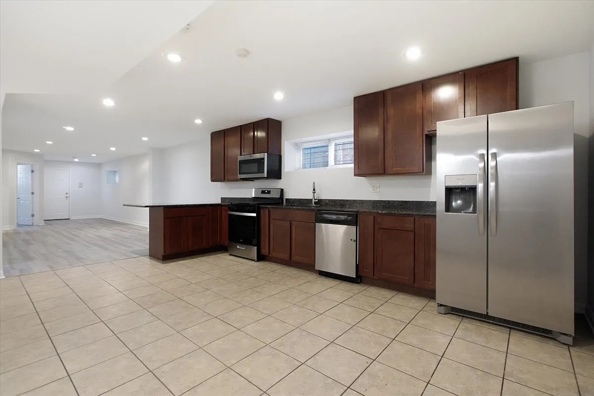3 bed, 1200 sqft, $2,350 — Photo 4