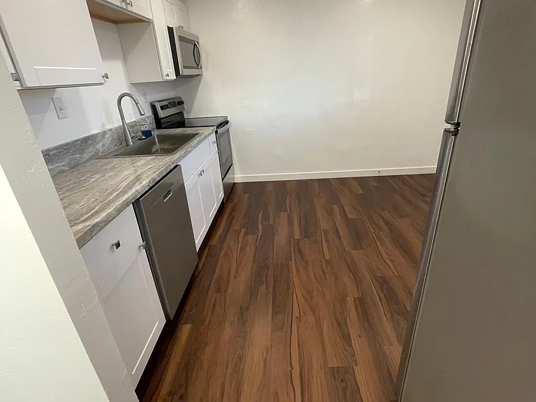 2202 E Hugo Ave — Photo 3