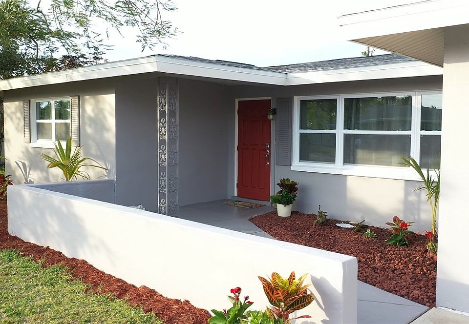 1st image of 811 Entrada Dr N