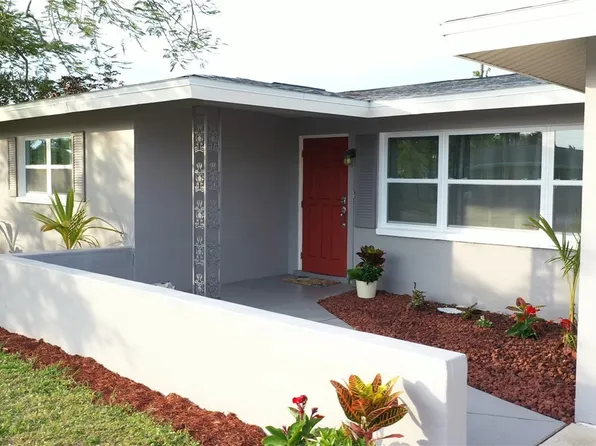 811 Entrada Dr N, Fort Myers, FL 33919