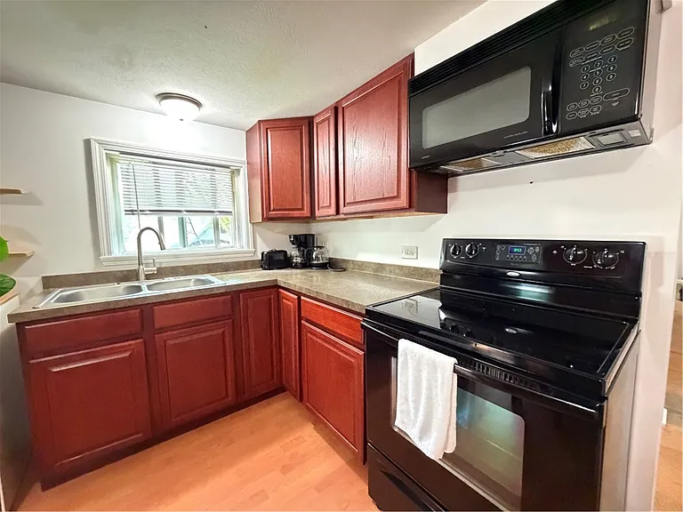 117 Pollard Ave #UPSTAIRS — Photo 8