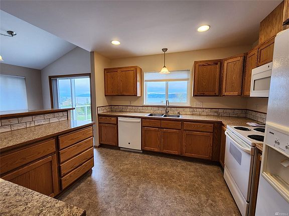 4th image of 2919 Viewmont Pl