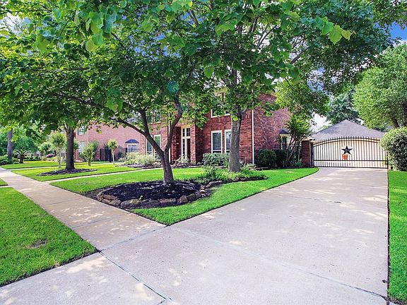 3rd image of 24815 Lakebriar Dr