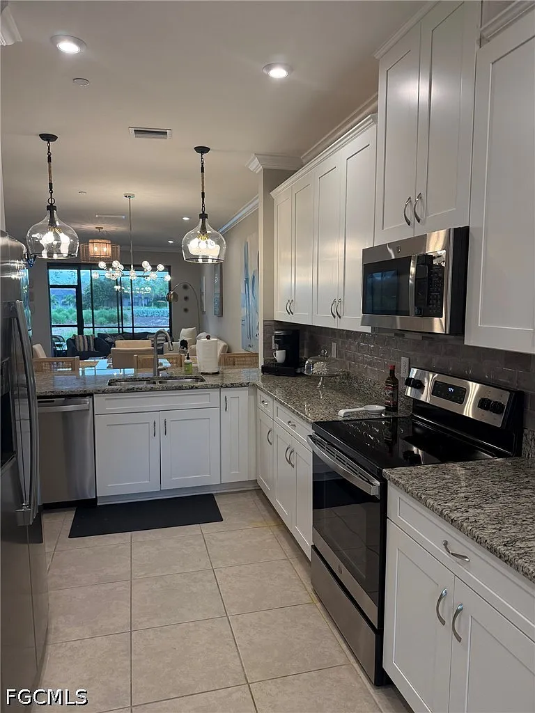 2 bed, 2.0 bath, 1528 sqft, $9,100 — Photo 3