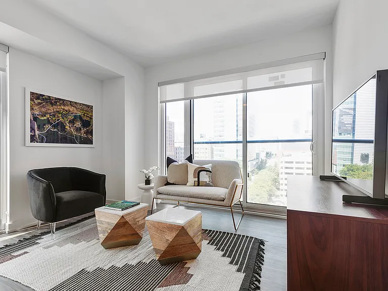 77 Gerrard St W — Photo 5