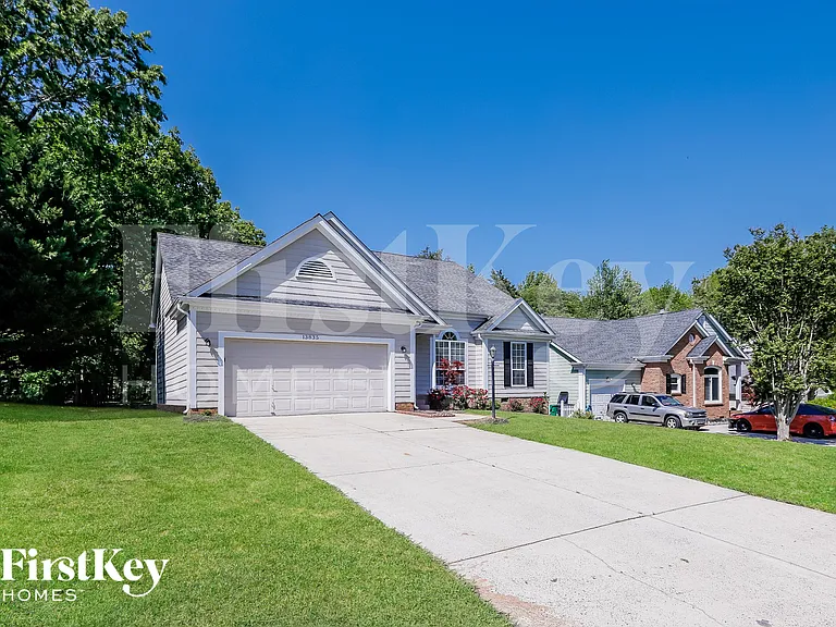 13835 Poppleton Ct — Photo 2