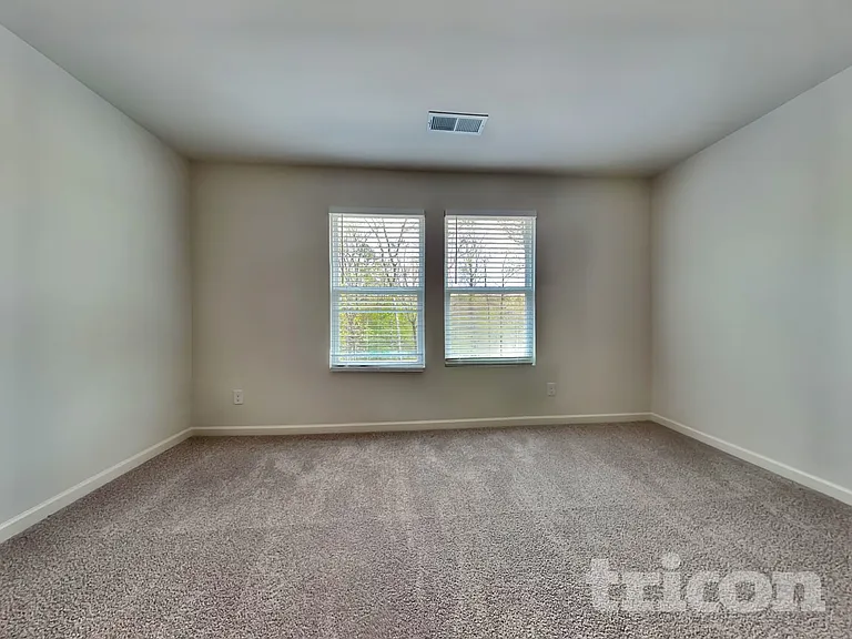 210 Coventry Ct — Photo 8