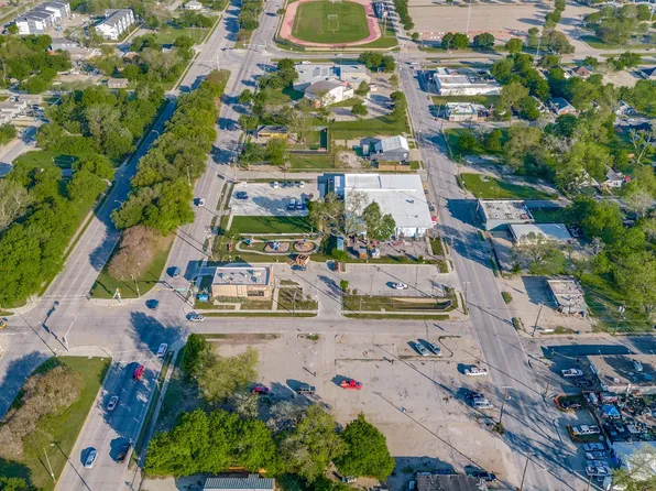 2200 Robert B Cullum Blvd, Dallas, TX 75210