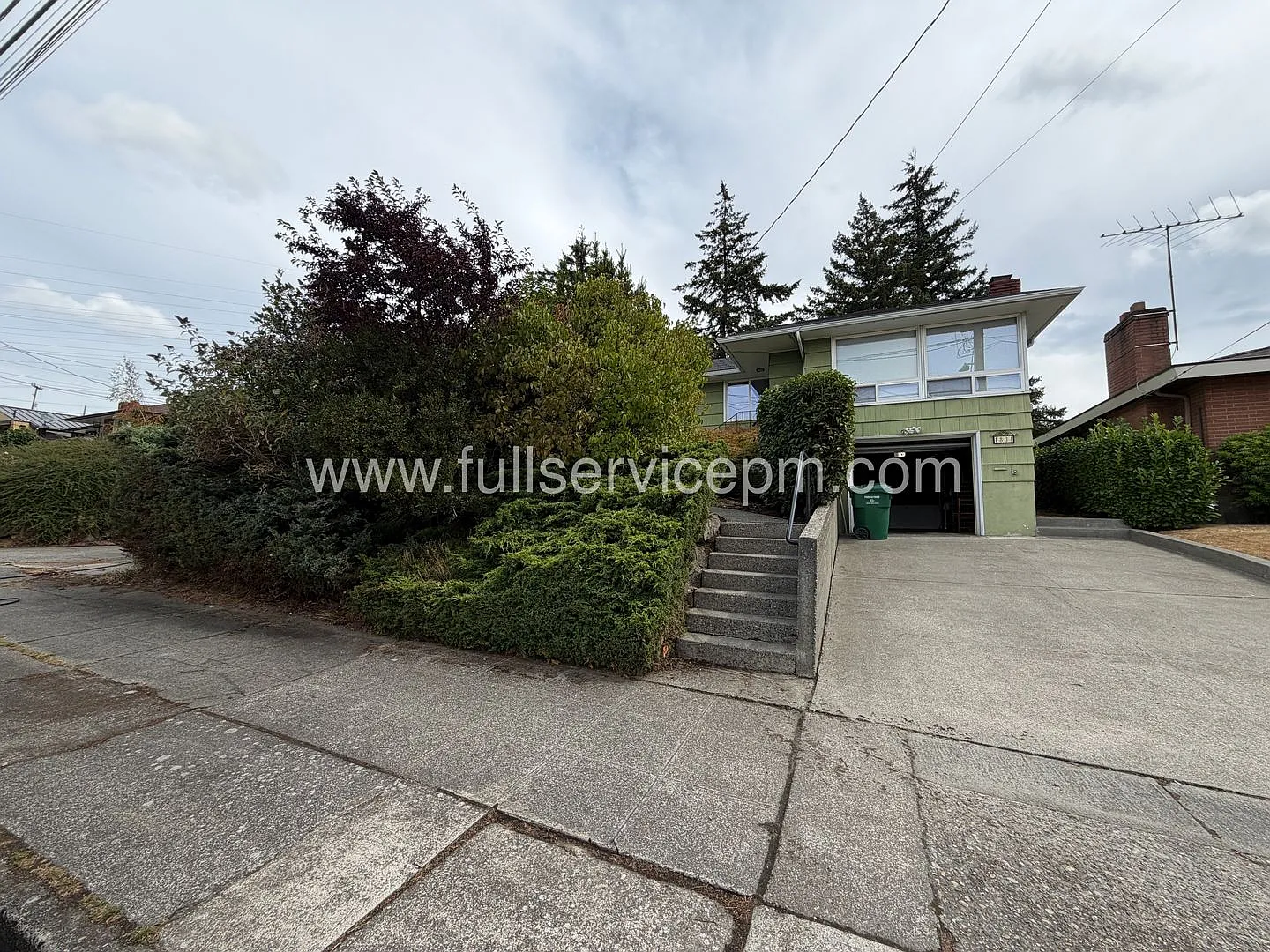 Spacious Beacon Hill Home With Huge Fenced Yard, Hot Tub & Garage! — Photo 2