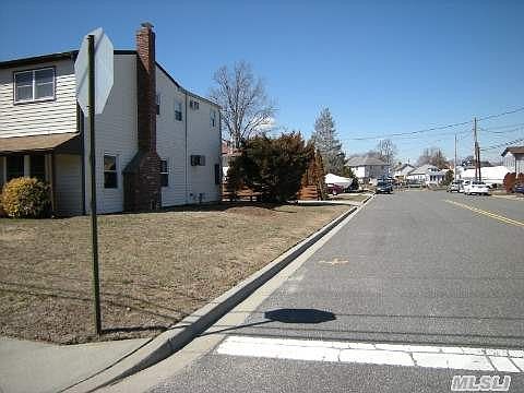 4th image of 250 Seaford Ave