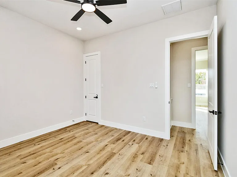 3231 Tuam St — Photo 36
