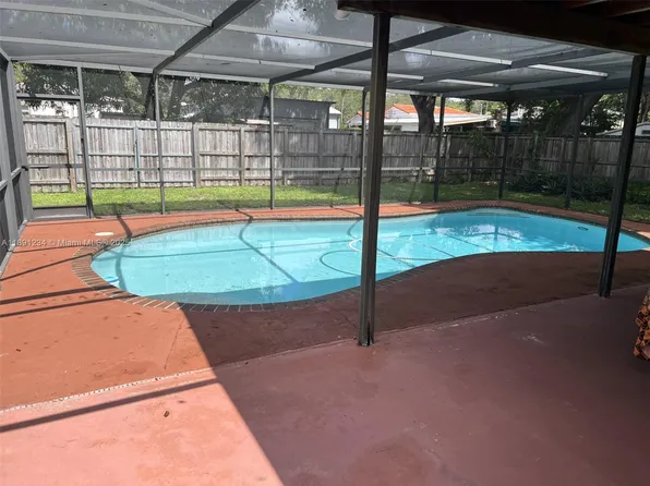 61 Truxton Dr, Miami Springs, FL 33166