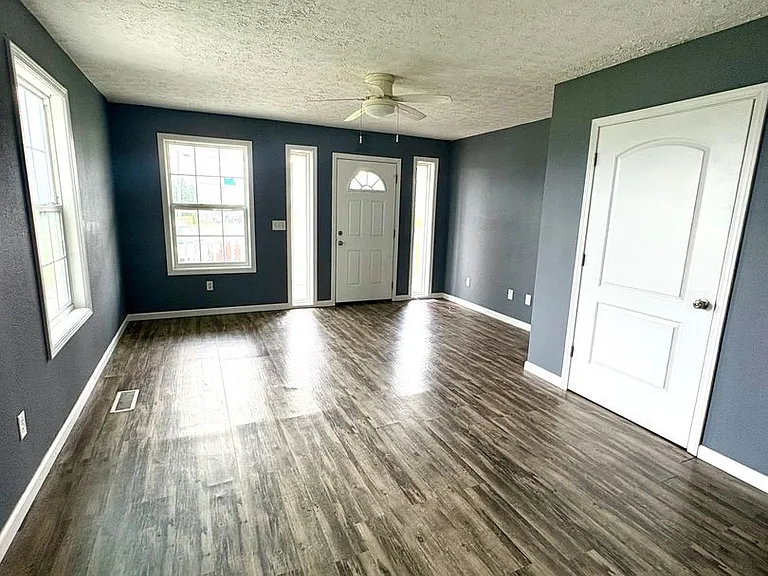 222 Green Leaf Dr — Photo 2