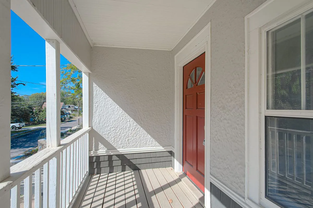 3 bed, 2.0 bath, 1183 sqft, $2,000 — Photo 2