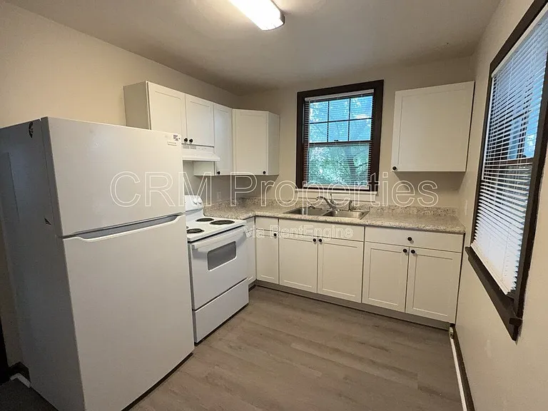 112 N Green St — Photo 8