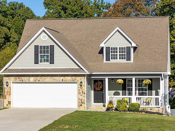 2nd image of 1339 Woodland Cove Pl NE