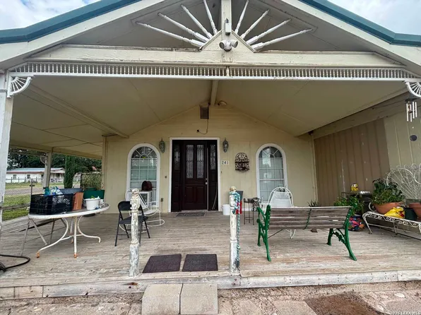 241 E Moore Ave, Quemado, TX 78877