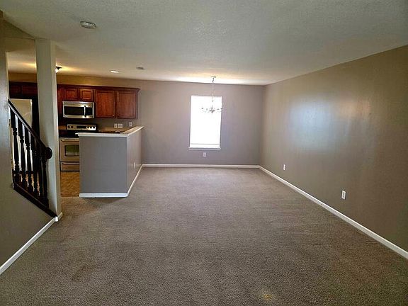 3rd image of 811 Daybreak Dr
