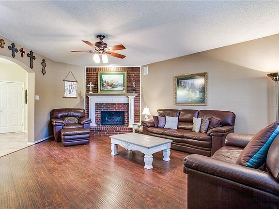 3rd image of 701 Yaupon Dr