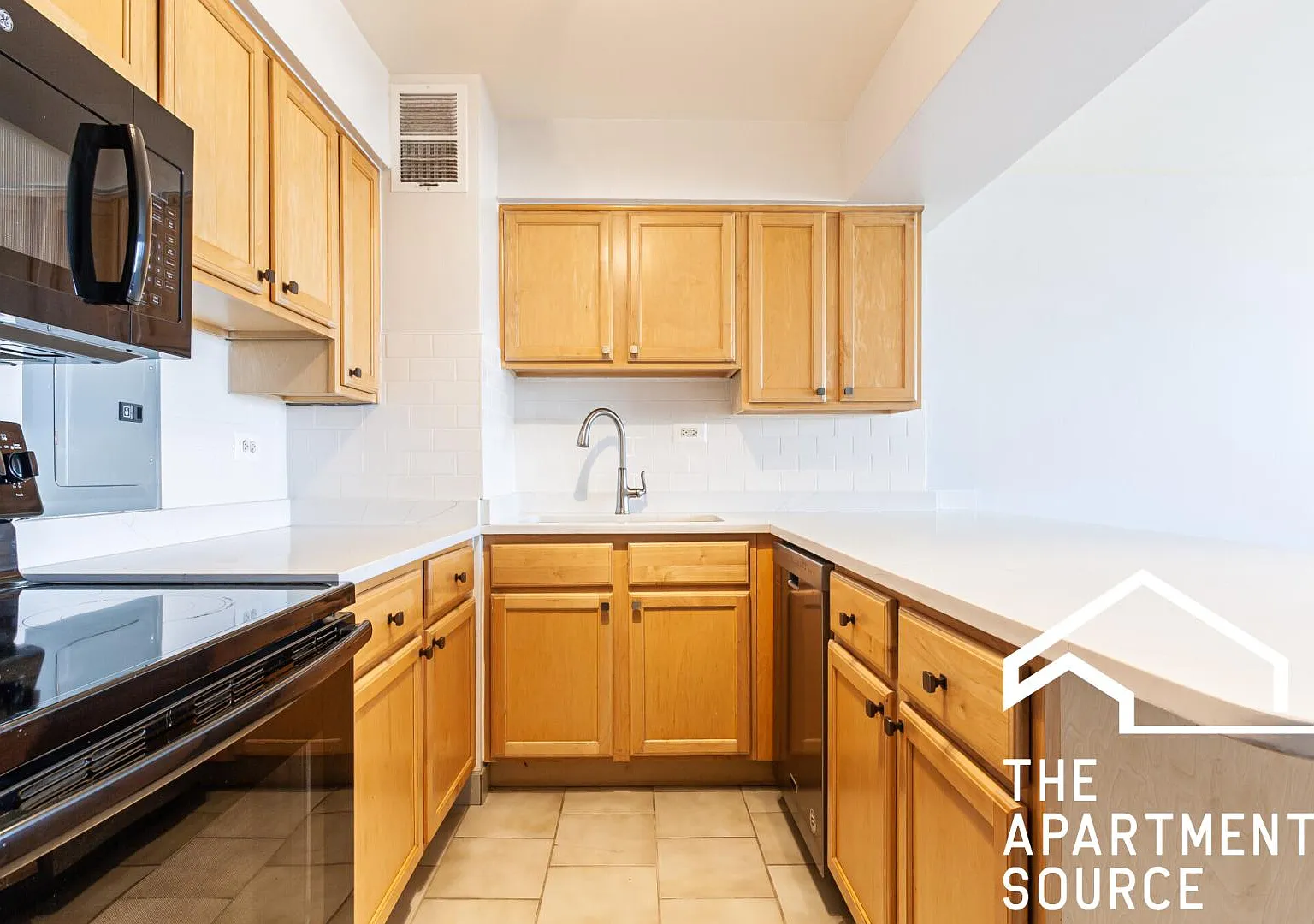 6030 N Sheridan Rd — Photo 2